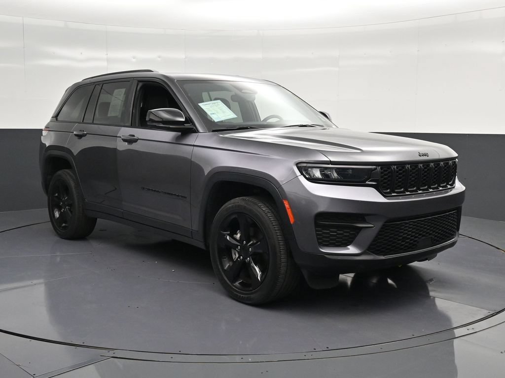 Used 2024 Jeep Grand Cherokee Altitude AWD/4WD image 5