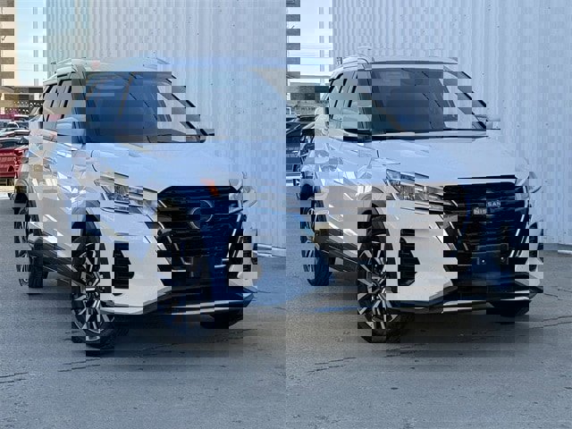 Used 2023 Nissan Kicks SV image 2
