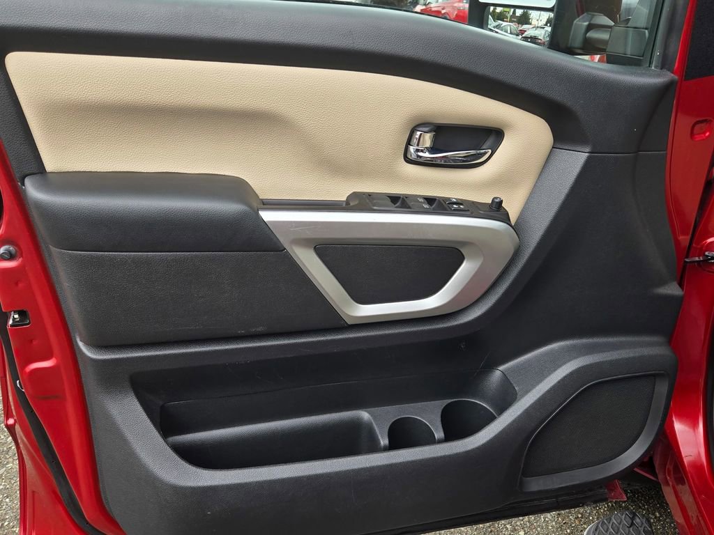 Used 2019 Nissan Titan SV w/ SV Convenience Package image 11