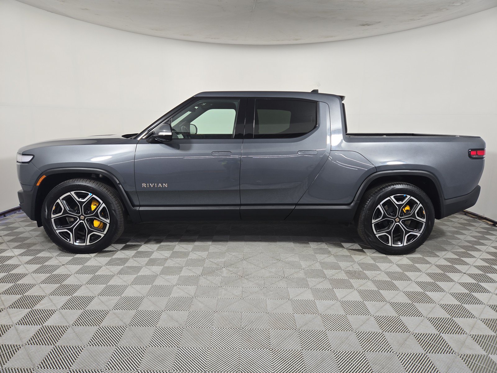 Used 2024 Rivian R1T Adventure AWD/4WD image 2
