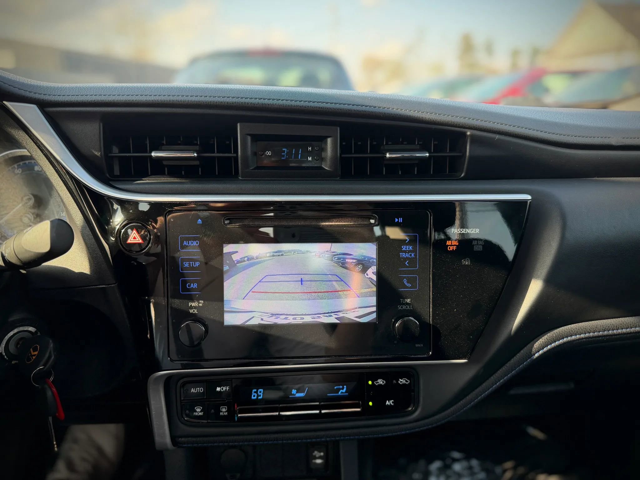 Used 2017 Toyota Corolla SE w/ Carpet Mat Package (TMS) FWD image 12