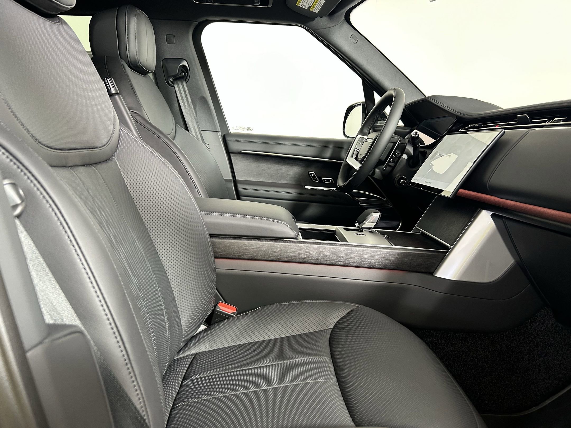New 2025 Land Rover Range Rover SE image 17