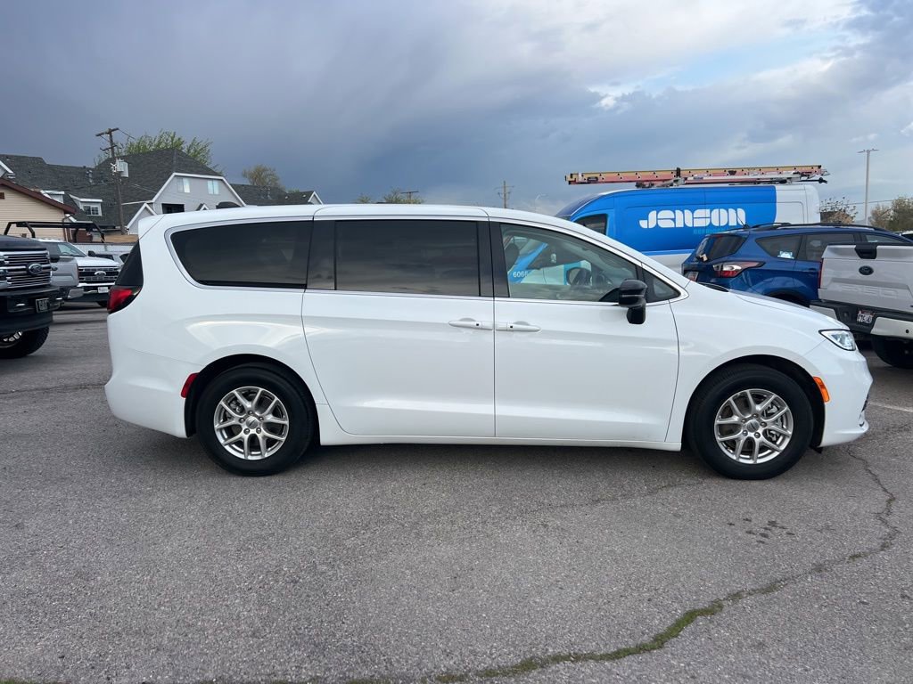 Used 2024 Chrysler Pacifica Touring-L image 3