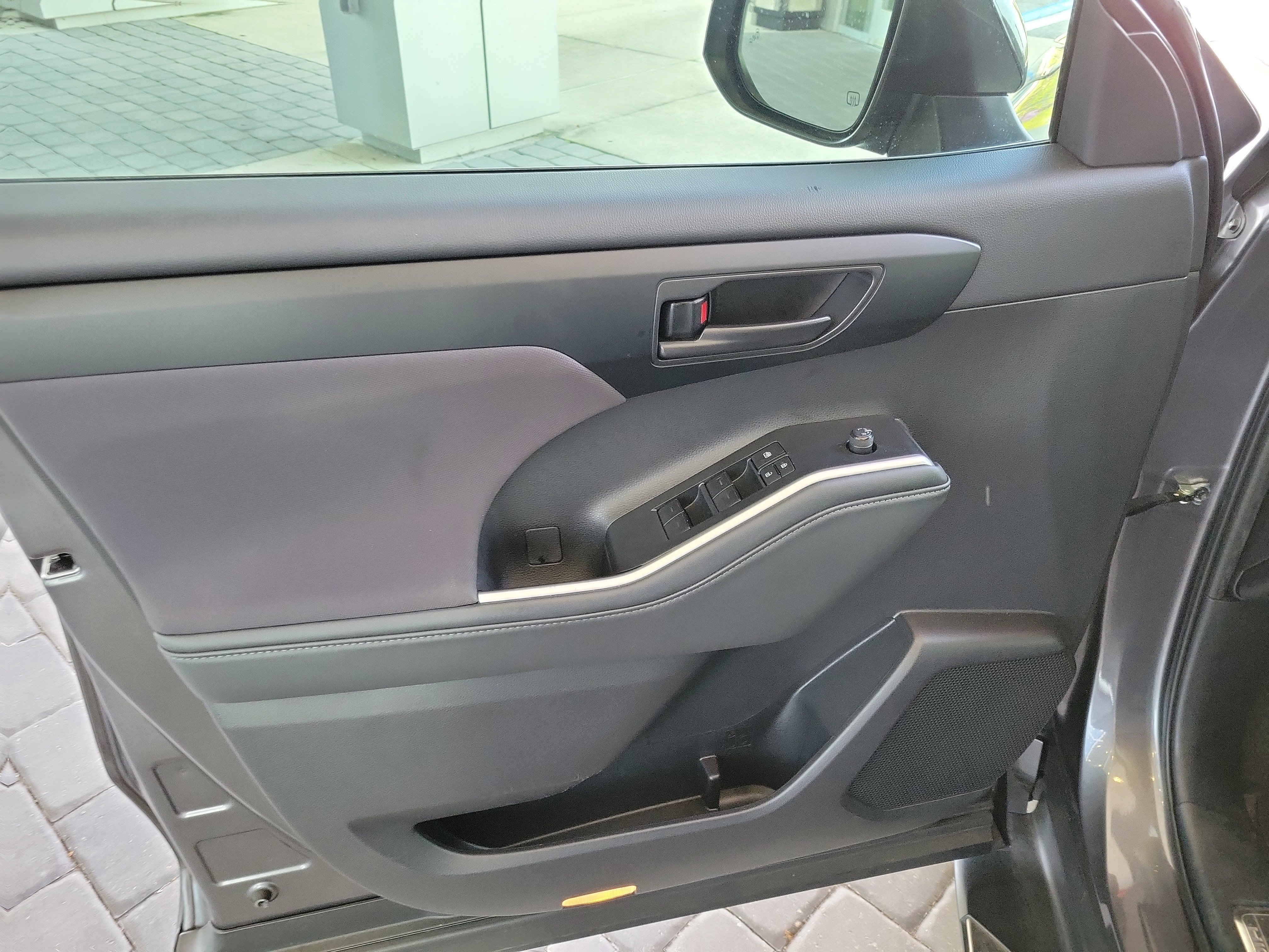 Used 2022 Toyota Highlander LE image 10