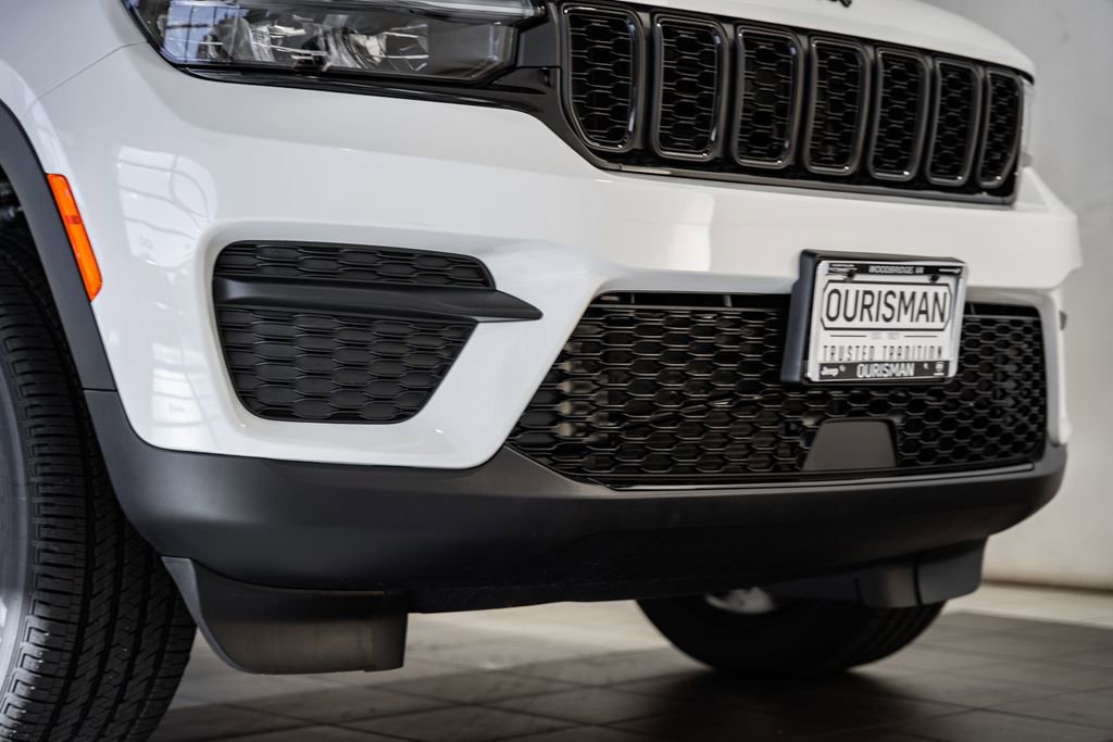New 2025 Jeep Grand Cherokee Altitude image 13