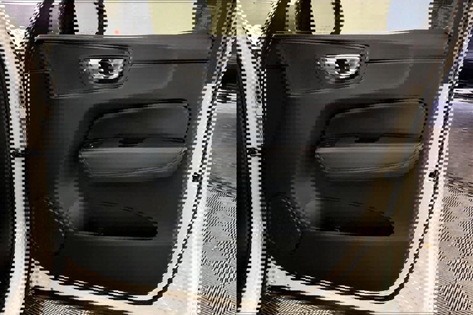 Used 2024 Volvo XC60 B5 Plus w/ Protection Package Premier image 23