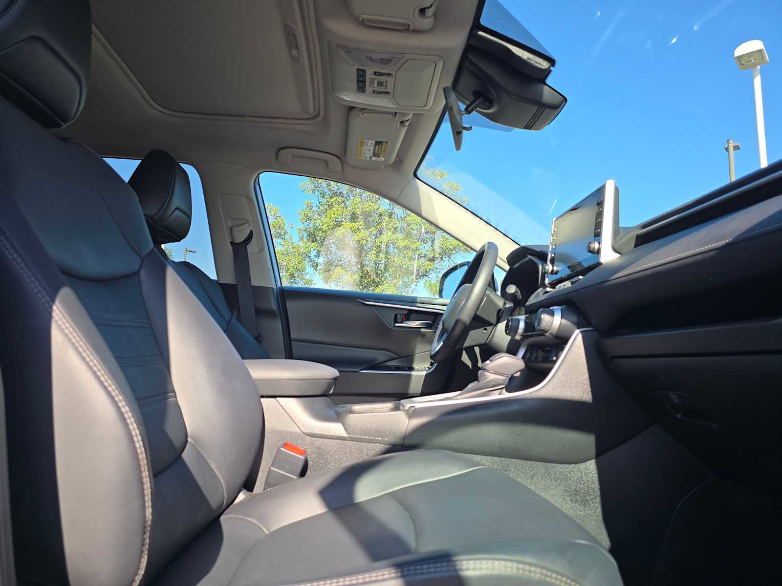 Used 2022 Toyota RAV4 XLE Premium image 11