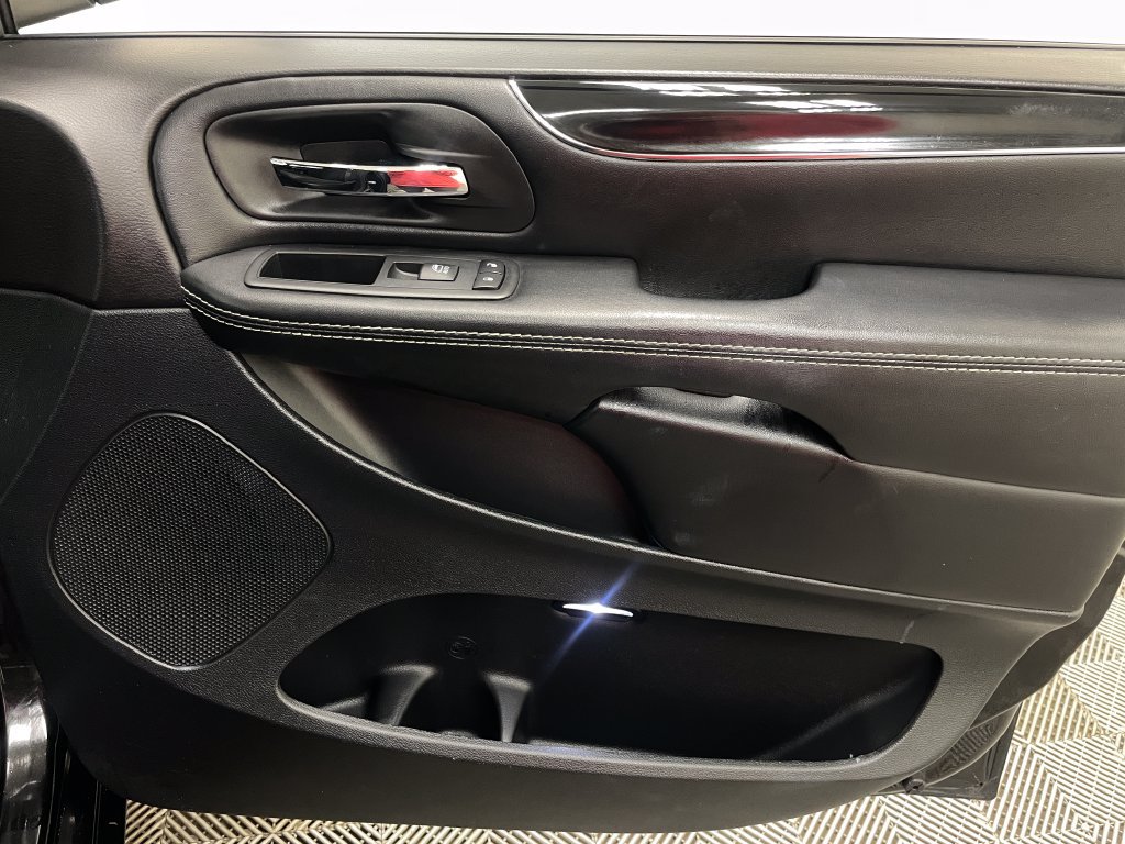 Used 2018 Dodge Grand Caravan SE FWD image 37