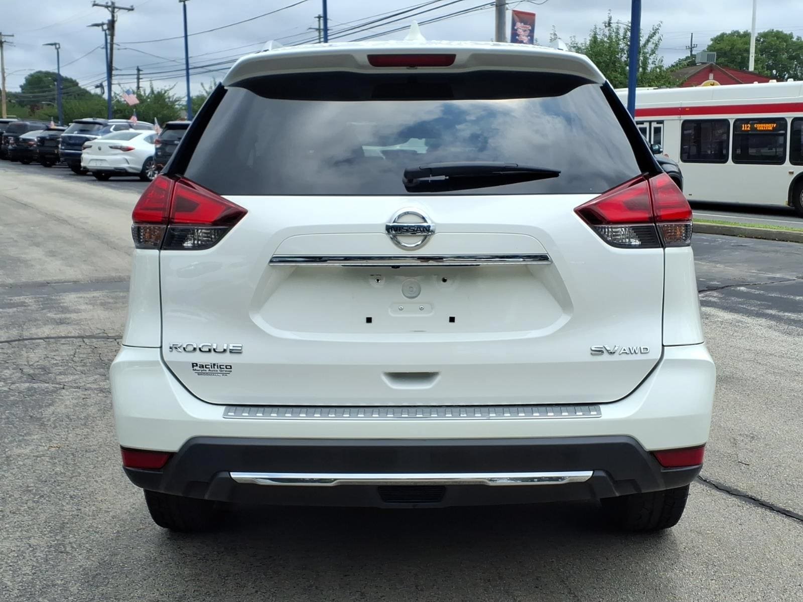 Used 2017 Nissan Rogue SV AWD/4WD image 4