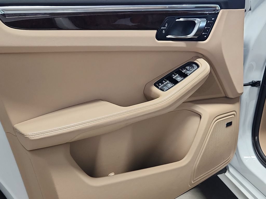 Certified 2025 Porsche Macan GTS AWD/4WD image 13
