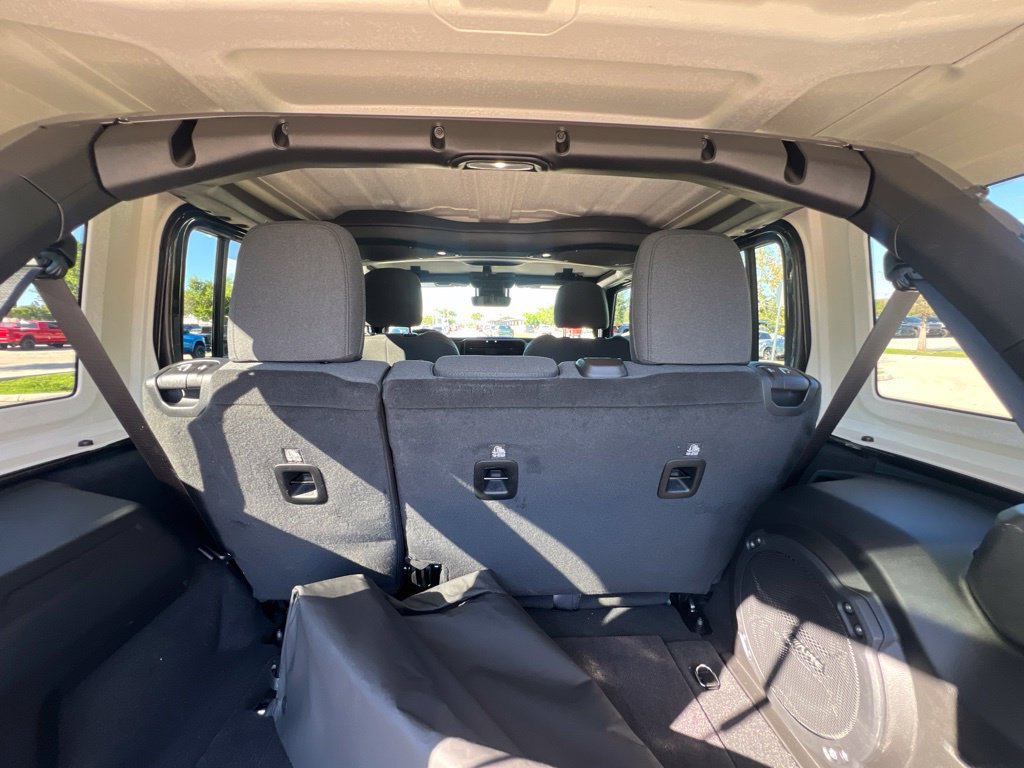 Certified 2025 Jeep Wrangler Unlimited Sahara w/ Technology Group AWD/4WD image 26