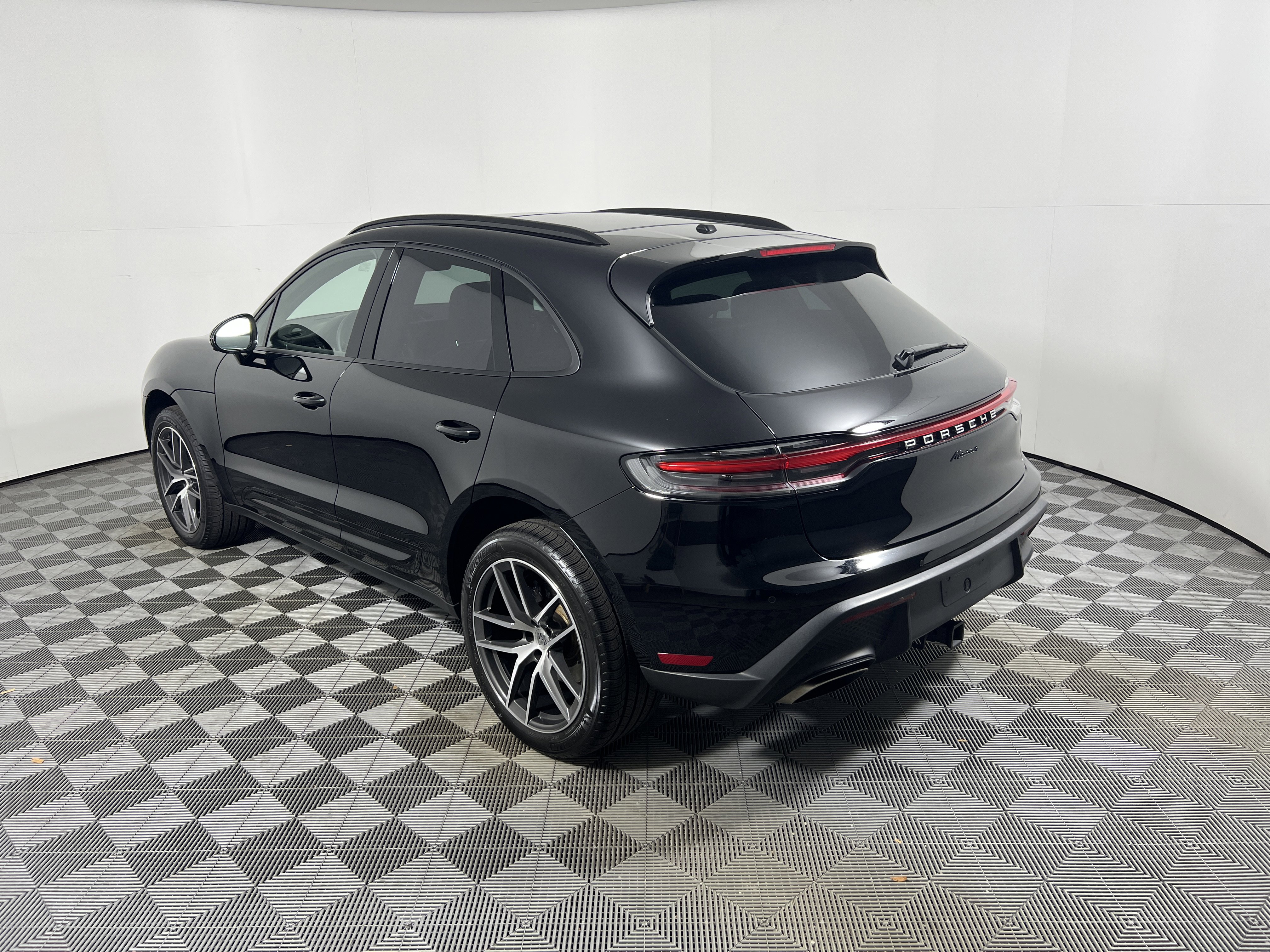 Used 2026 Porsche Macan AWD/4WD image 3