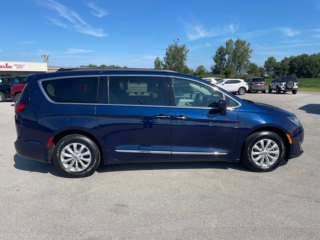 Used 2017 Chrysler Pacifica Touring-L FWD image 11
