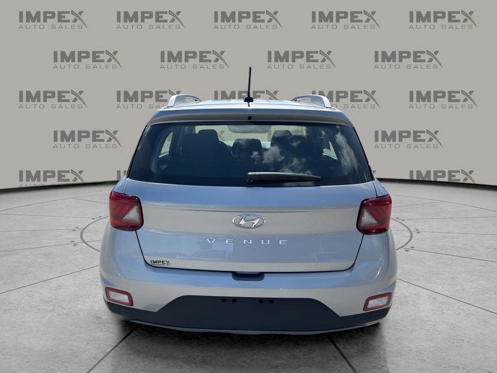 Used 2025 Hyundai Venue SEL FWD image 4