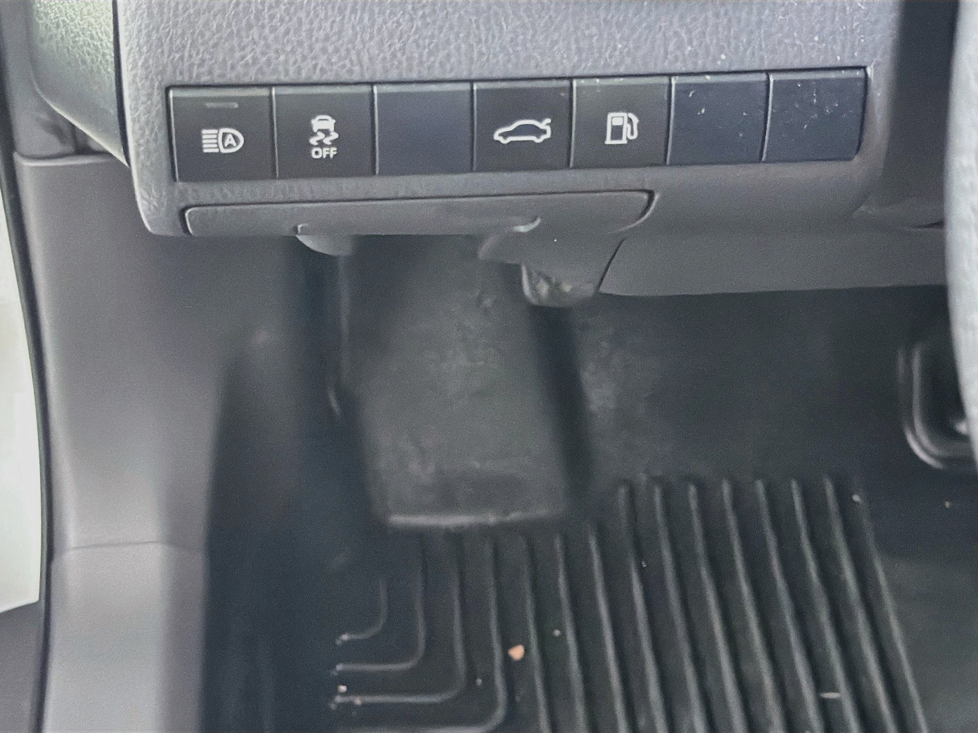 Used 2018 Toyota Camry LE FWD image 16