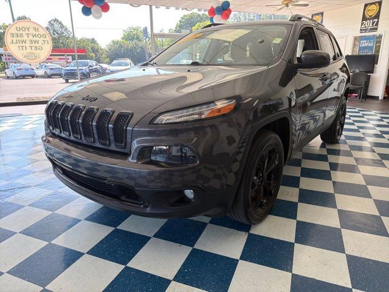 Used 2018 Jeep Cherokee Latitude w/ Altitude Package AWD/4WD image 3
