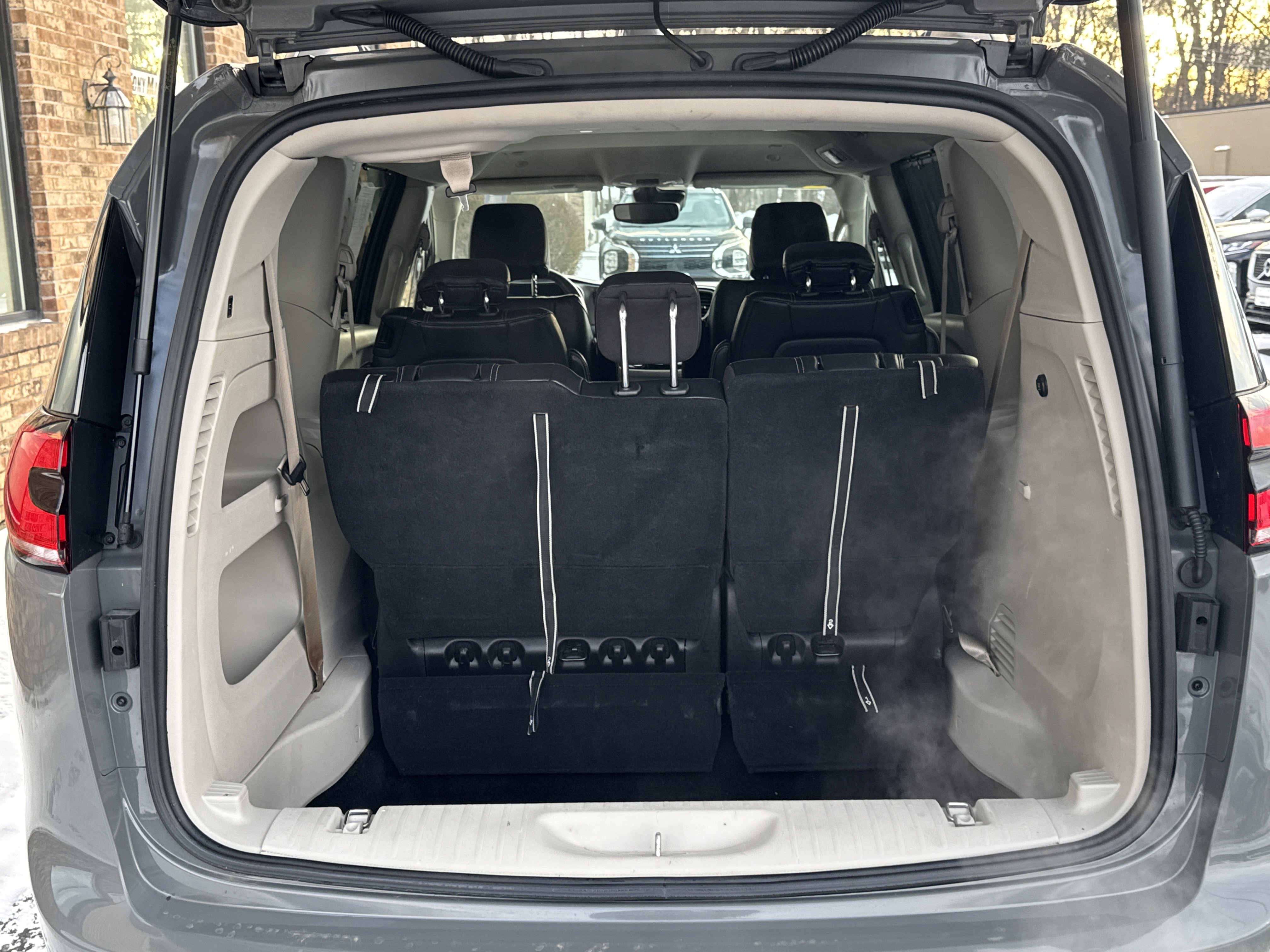 Used 2022 Chrysler Pacifica Touring-L image 12