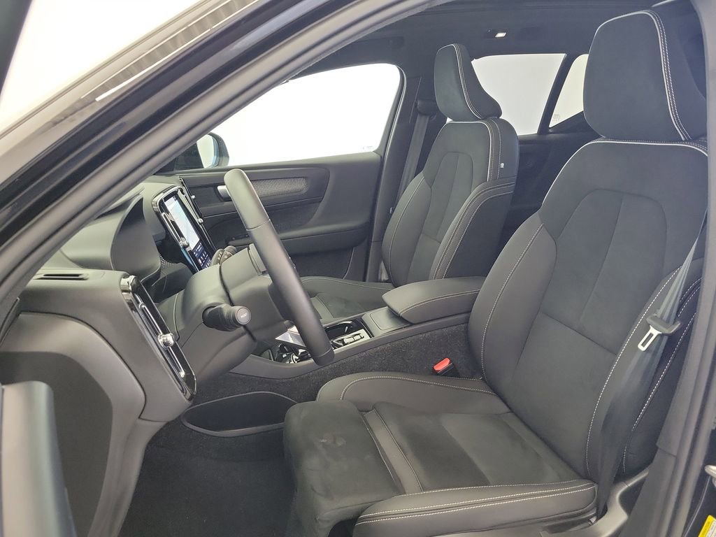 Used 2025 Volvo XC40 B5 Plus image 18