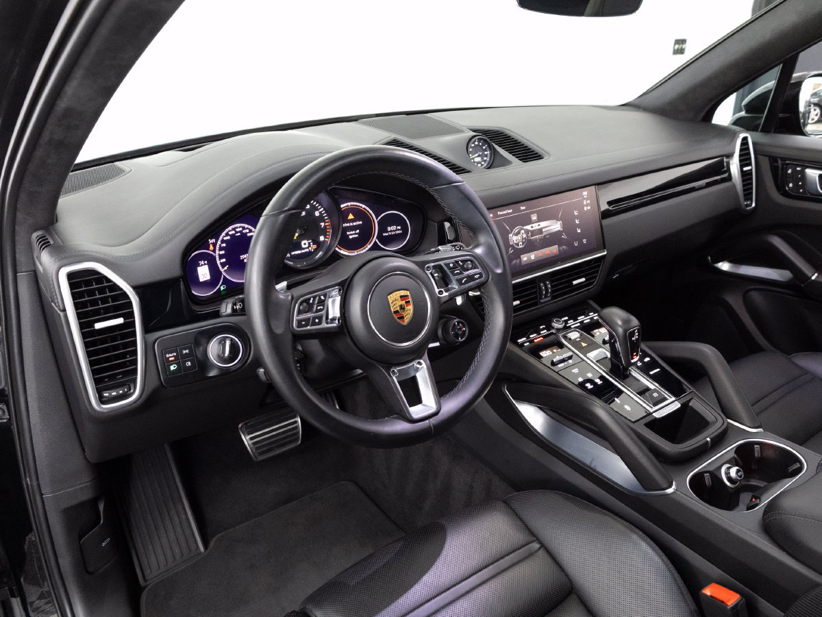 Certified 2023 Porsche Cayenne Turbo S AWD/4WD image 4
