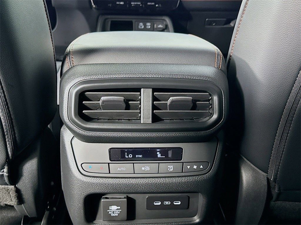 Used 2025 Honda Pilot TrailSport image 31