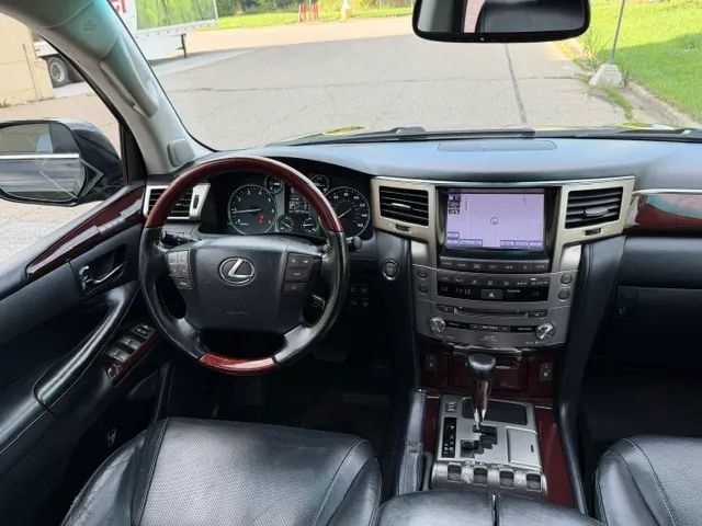 Used 2013 Lexus LX 570 4WD w/ Luxury Pkg image 17