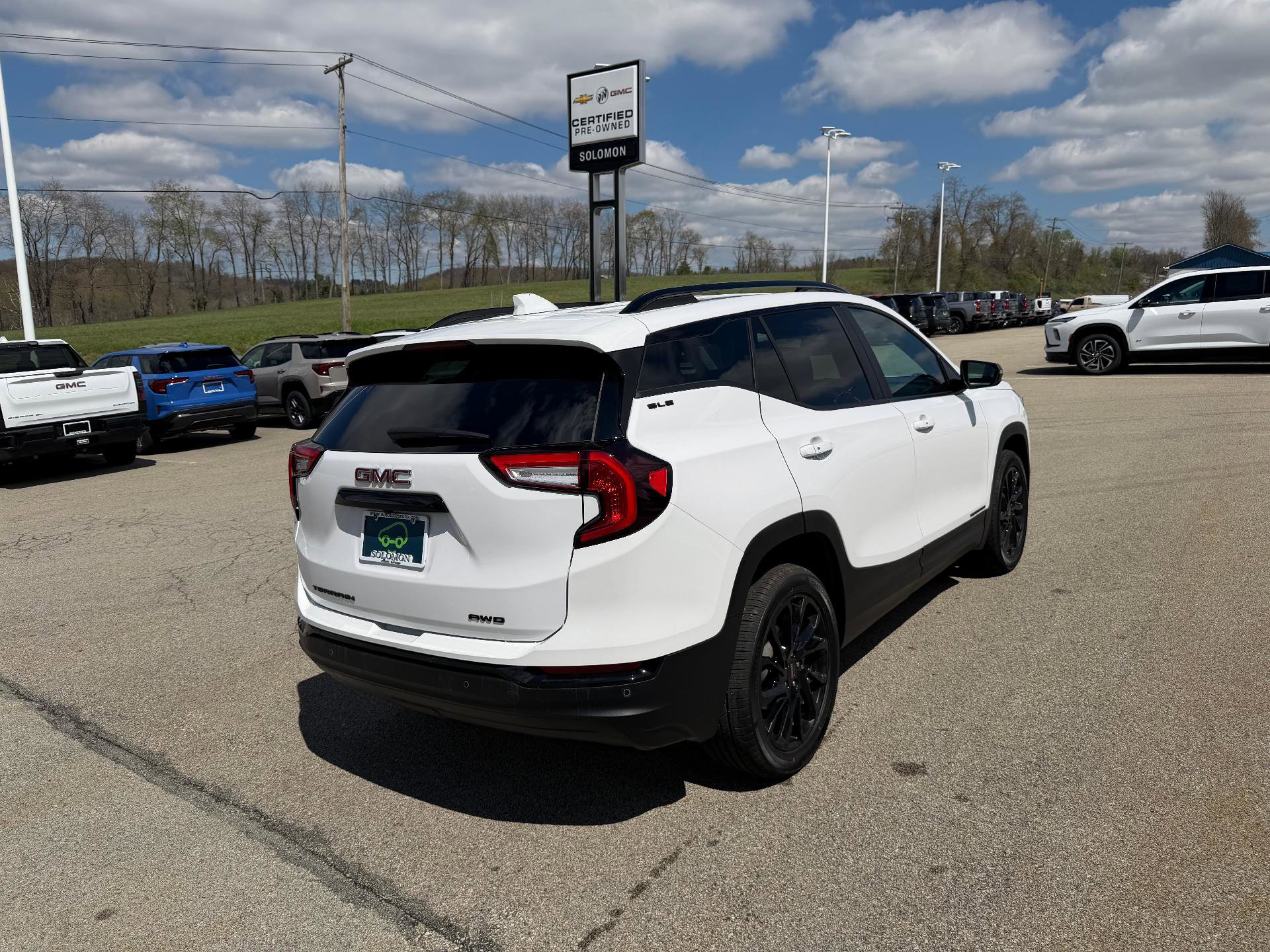 Used 2023 GMC Terrain SLE w/ Driver Convenience Package image 6