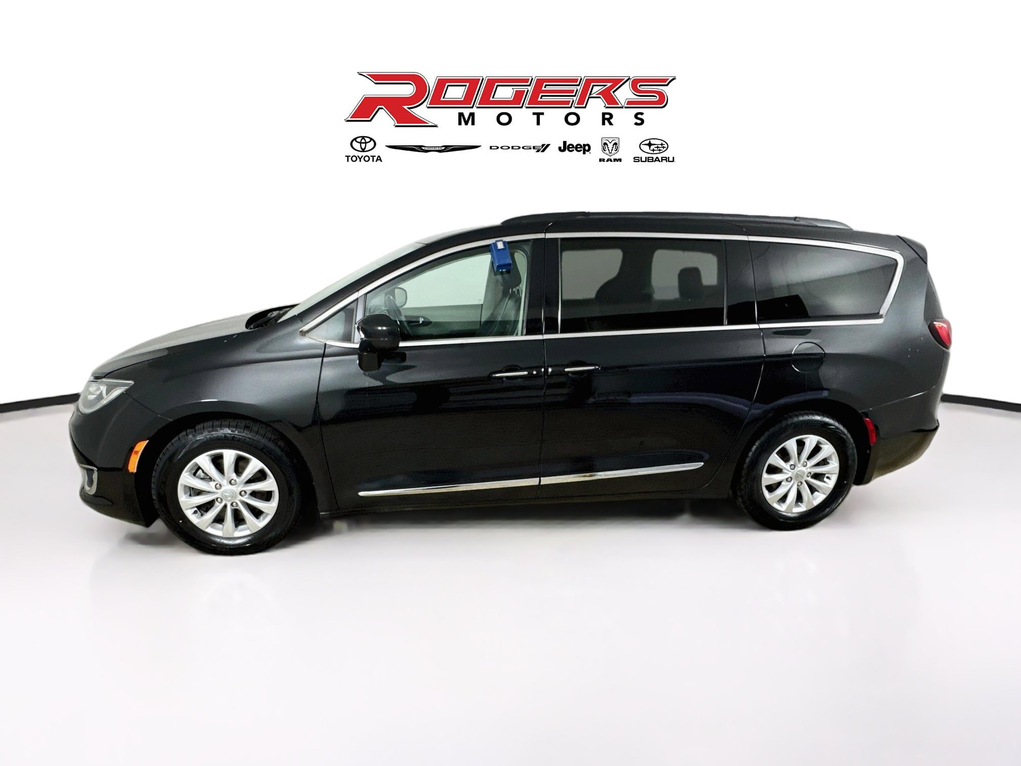 Used 2017 Chrysler Pacifica Touring-L FWD image 4