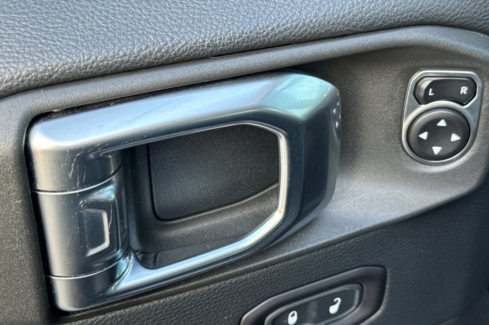 Used 2018 Jeep Wrangler Unlimited Sahara image 13