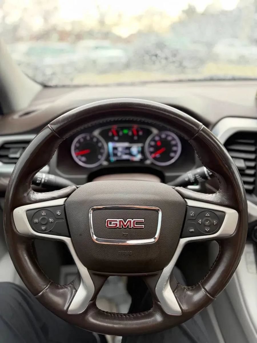 Used 2018 GMC Acadia SLT w/ LPO, Black Accent Package AWD/4WD image 14