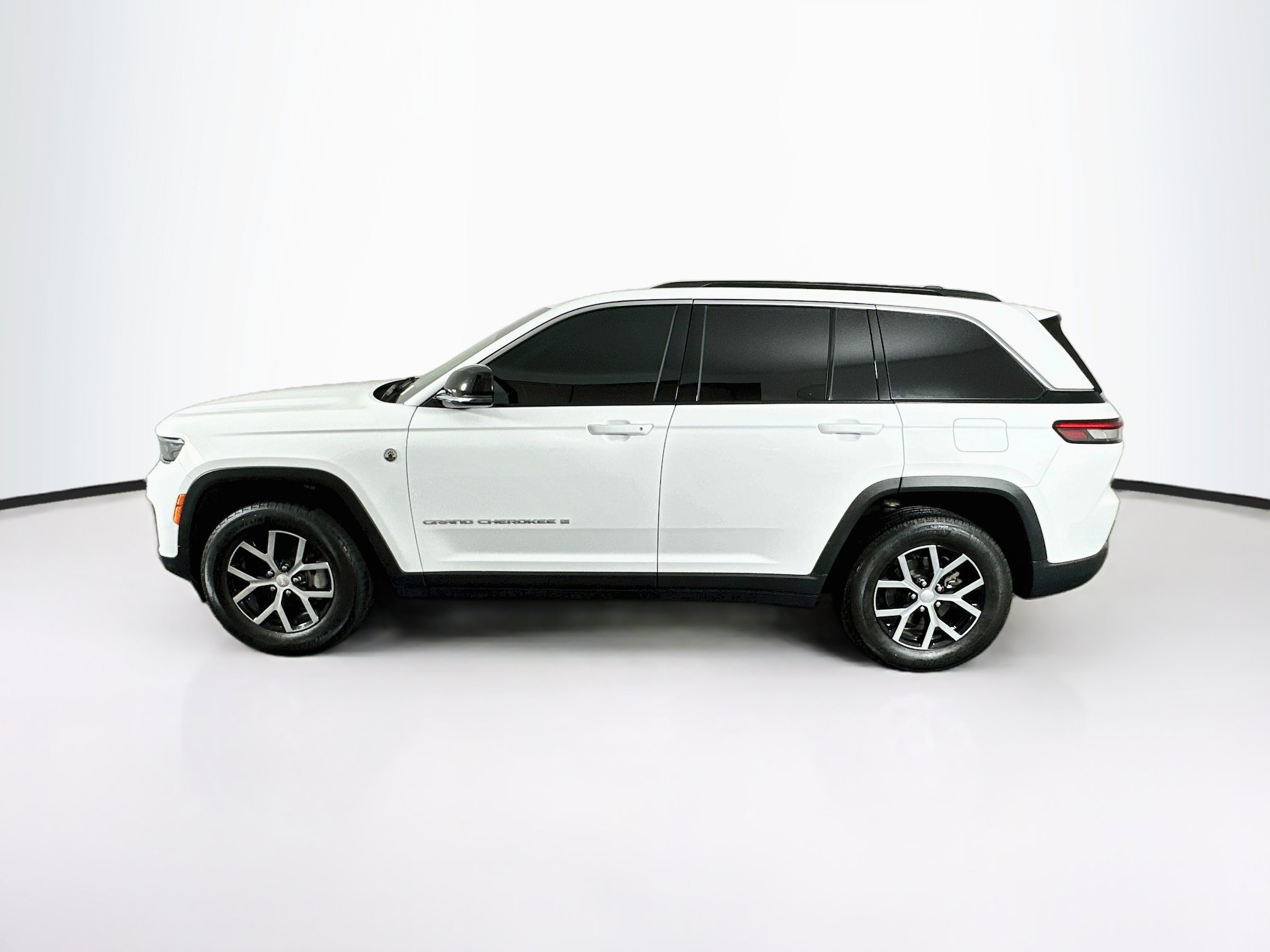 Used 2024 Jeep Grand Cherokee Limited w/ Trailer Tow Package AWD/4WD image 4
