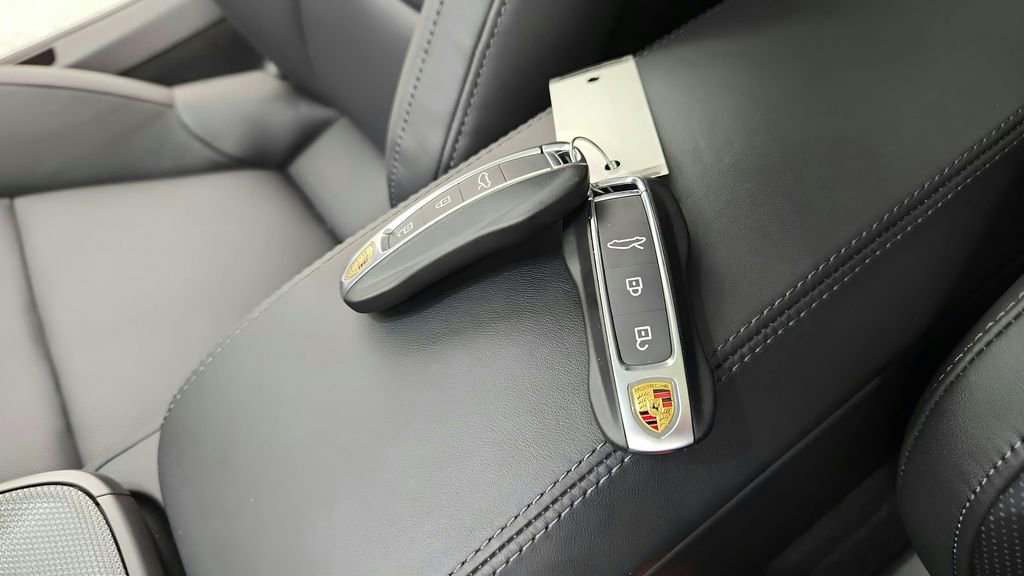 Used 2025 Porsche 911 Carrera RWD image 37