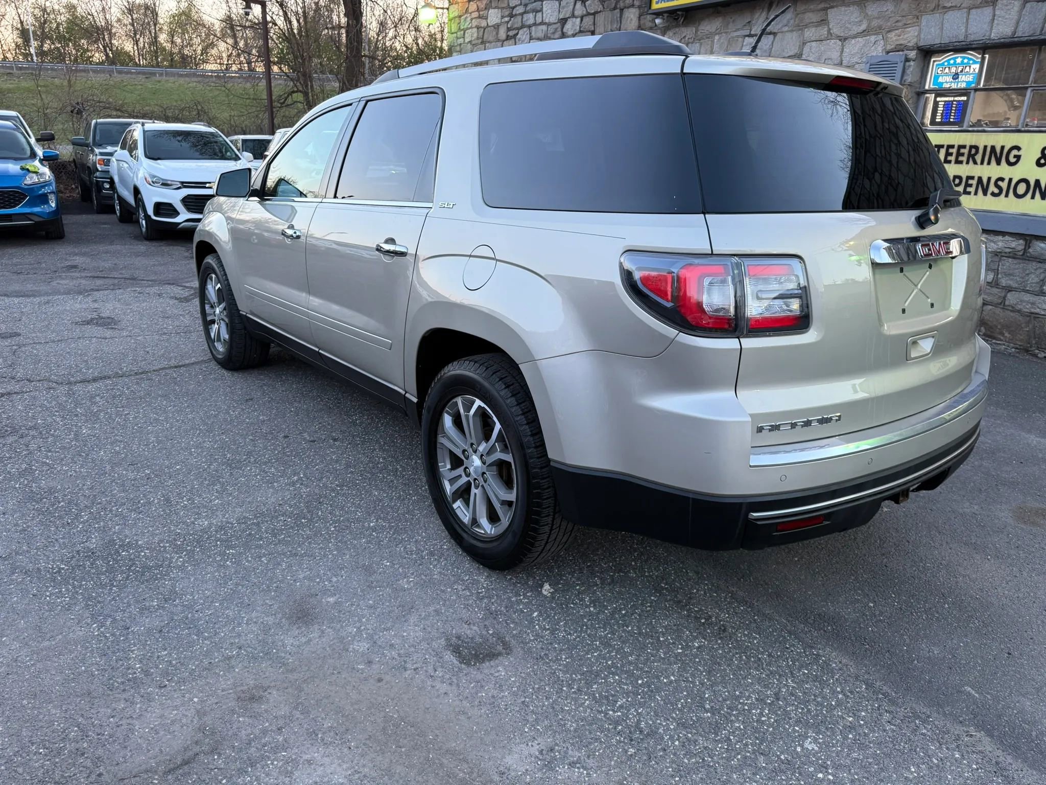 Used 2016 GMC Acadia SLT w/ Open Road Package FWD image 4