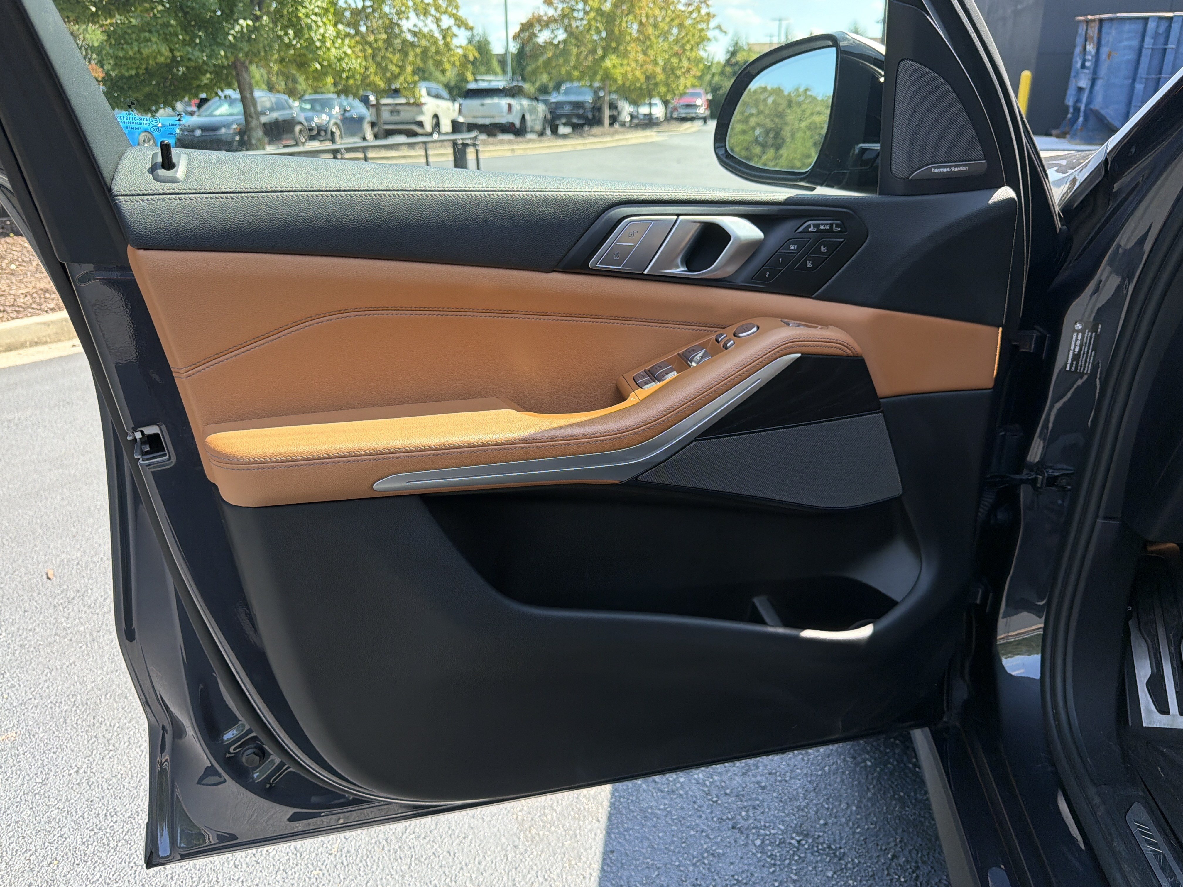 Used 2022 BMW X7 M50i w/ Dynamic Handling Package AWD/4WD image 16