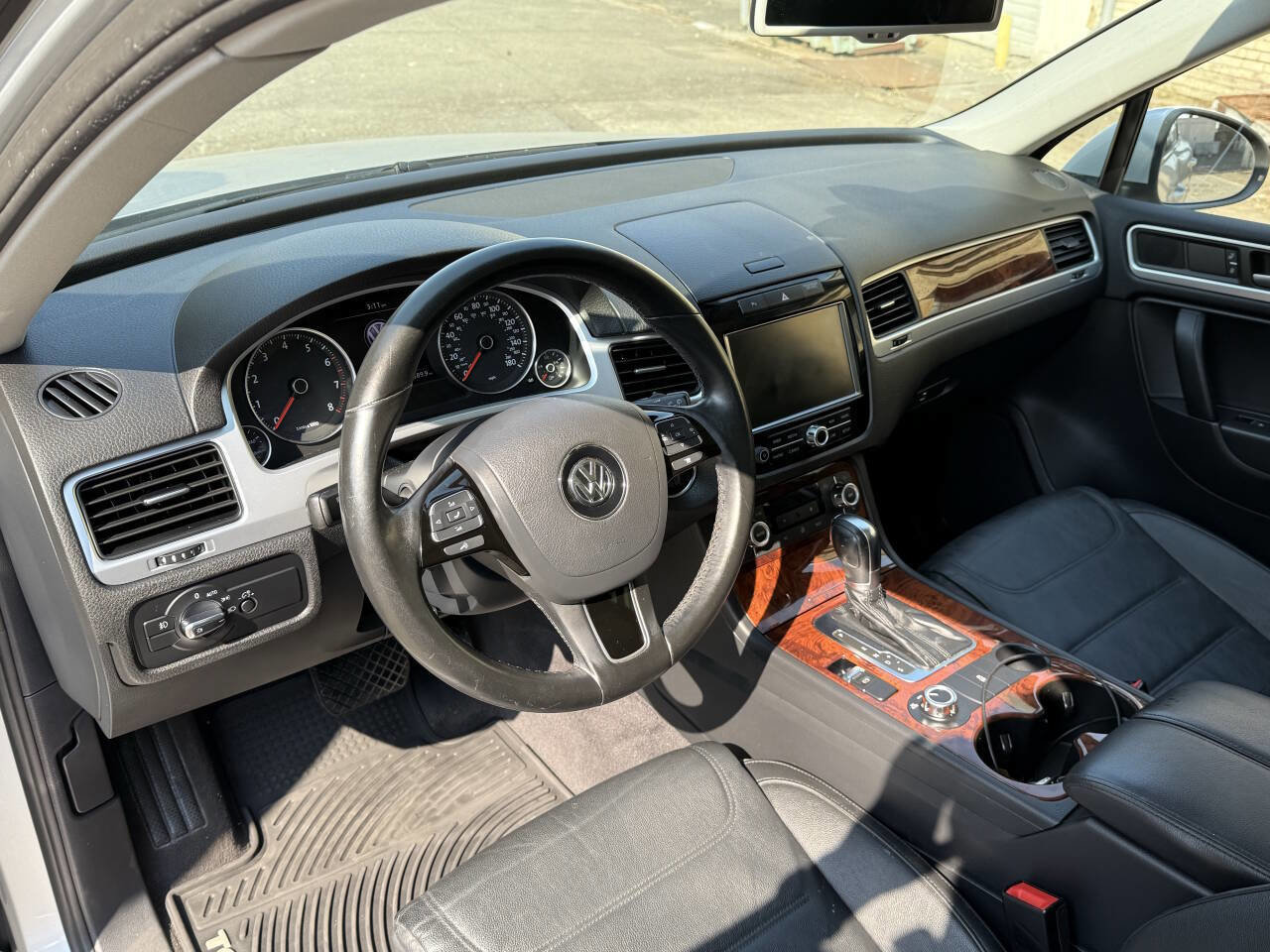 Used 2012 Volkswagen Touareg Sport image 37