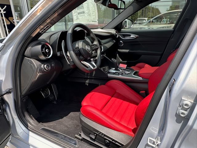 Used 2025 Alfa Romeo Giulia AWD image 7