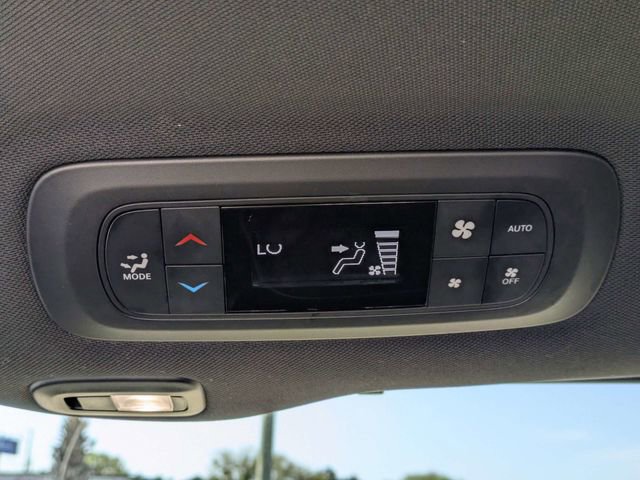 Used 2025 Chrysler Pacifica Limited image 17