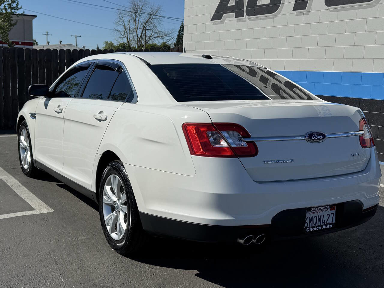 Used 2010 Ford Taurus SEL image 3