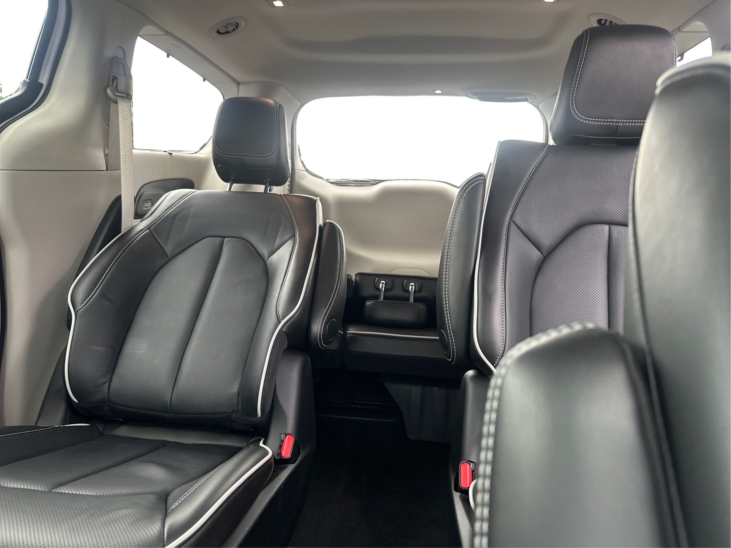 Used 2023 Chrysler Pacifica Limited w/ Uconnect Theater Family Group FWD image 13