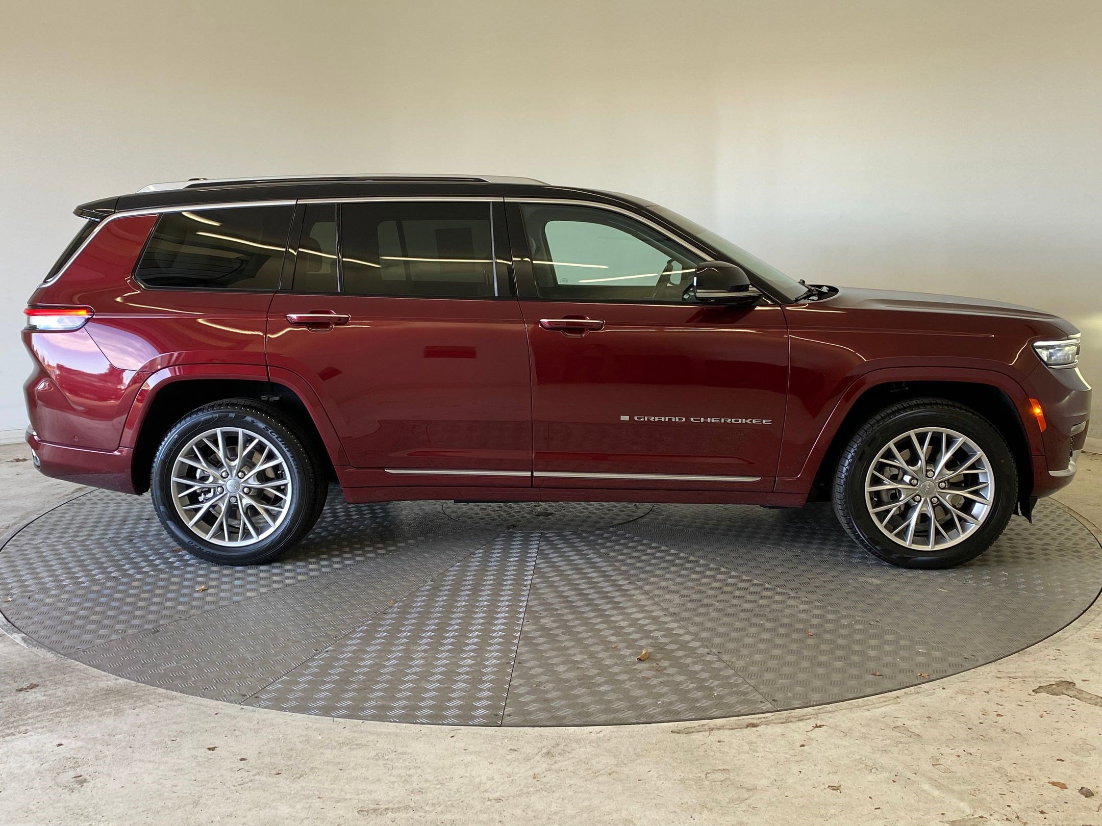 Used 2022 Jeep Grand Cherokee L Summit w/ Advanced Protech Group IV image 7