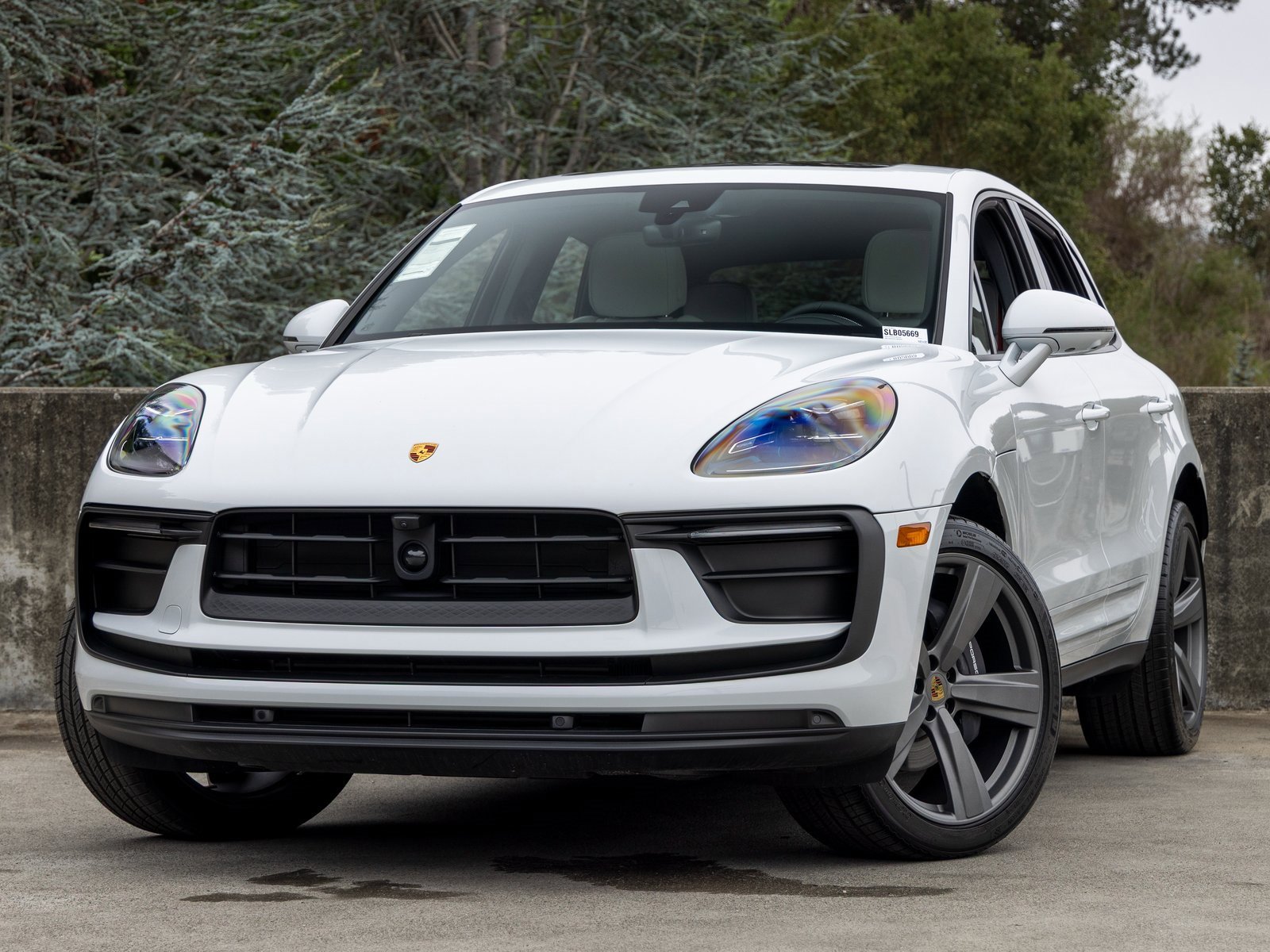 New 2025 Porsche Macan image 1