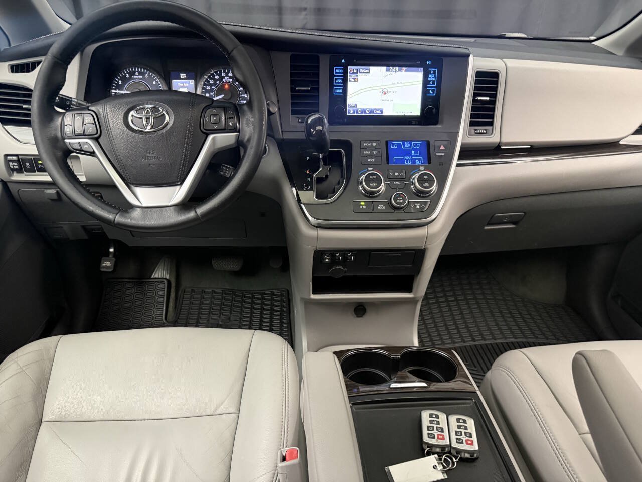Used 2015 Toyota Sienna XLE w/ XLE Navigation Package FWD image 12