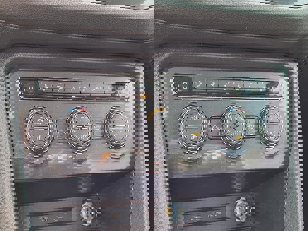 Used 2021 Volkswagen Tiguan SE image 18