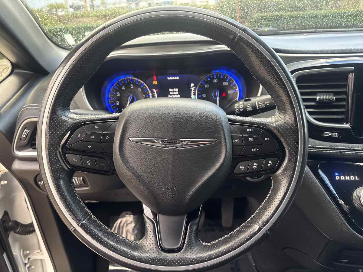 Used 2019 Chrysler Pacifica Limited w/ Advanced Safetytec Group FWD image 26