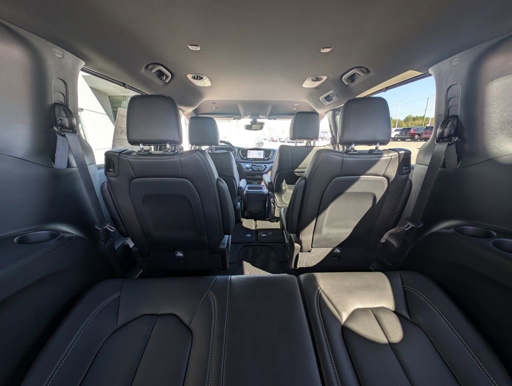 New 2026 Chrysler Pacifica Select w/ S Appearance Package image 18