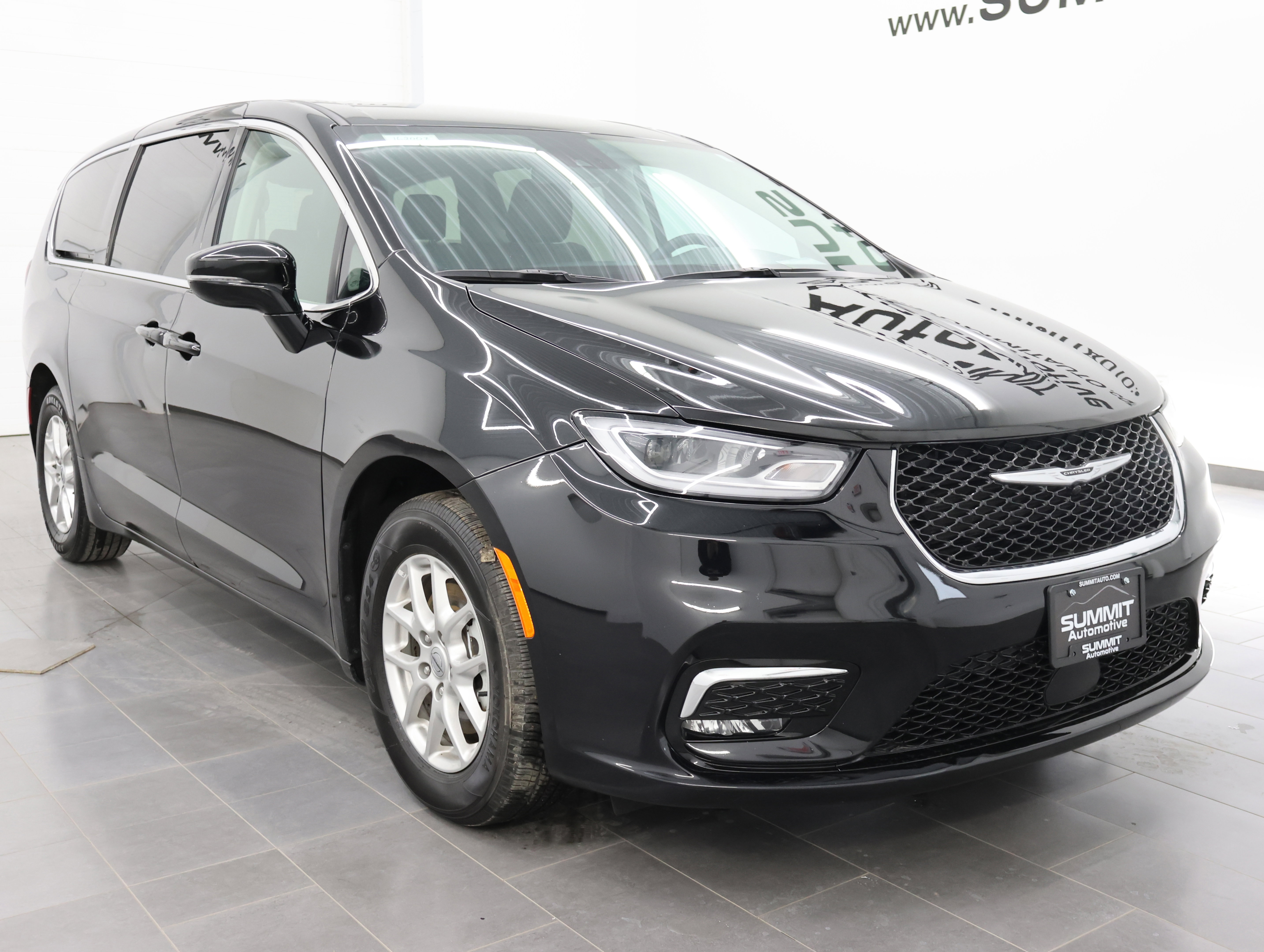 Used 2024 Chrysler Pacifica Touring-L image 2