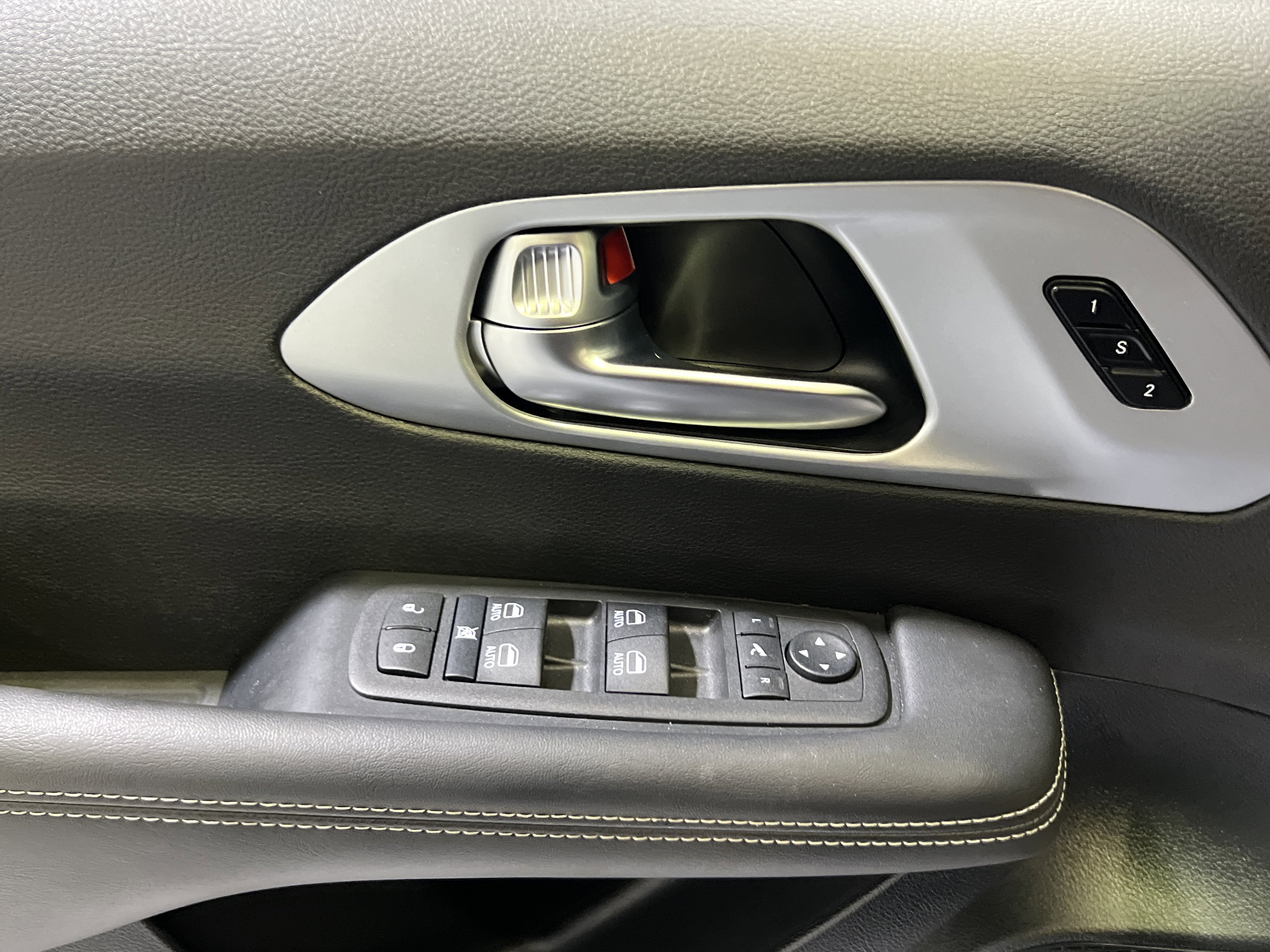 Used 2026 Chrysler Pacifica Limited FWD image 25