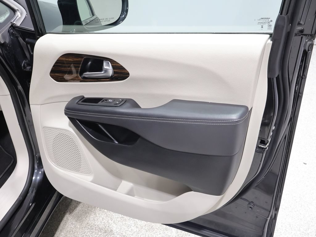 Certified 2024 Chrysler Pacifica Limited FWD image 28