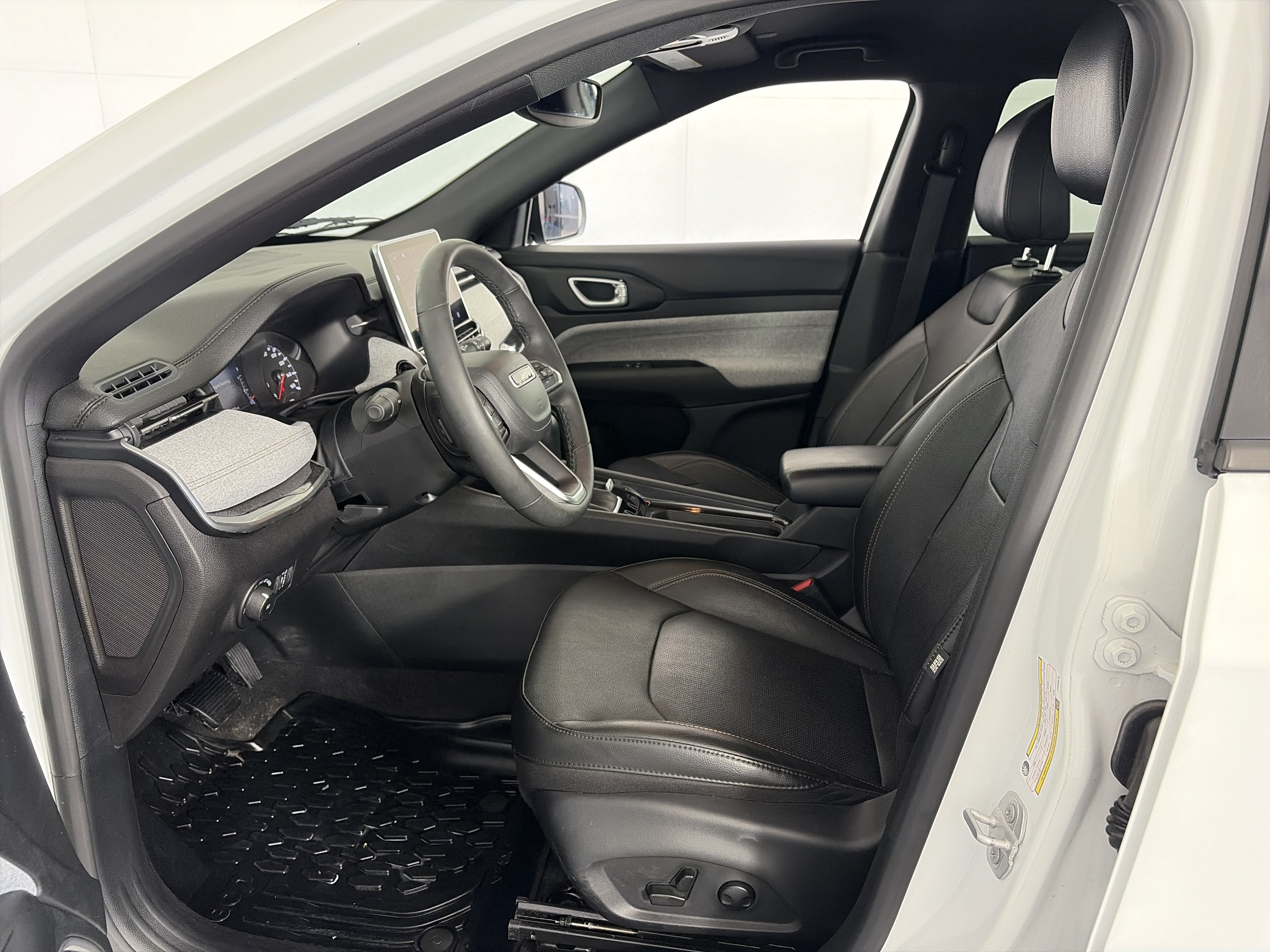 Used 2023 Jeep Compass Latitude AWD/4WD image 6