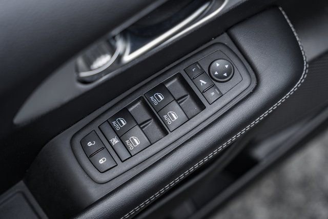 Used 2025 Chrysler Pacifica Limited image 47