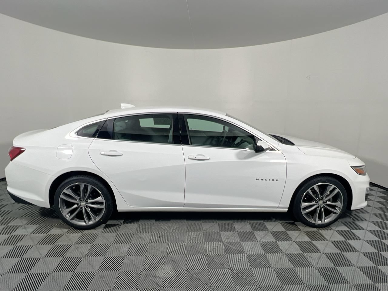 Used 2022 Chevrolet Malibu LT FWD image 2